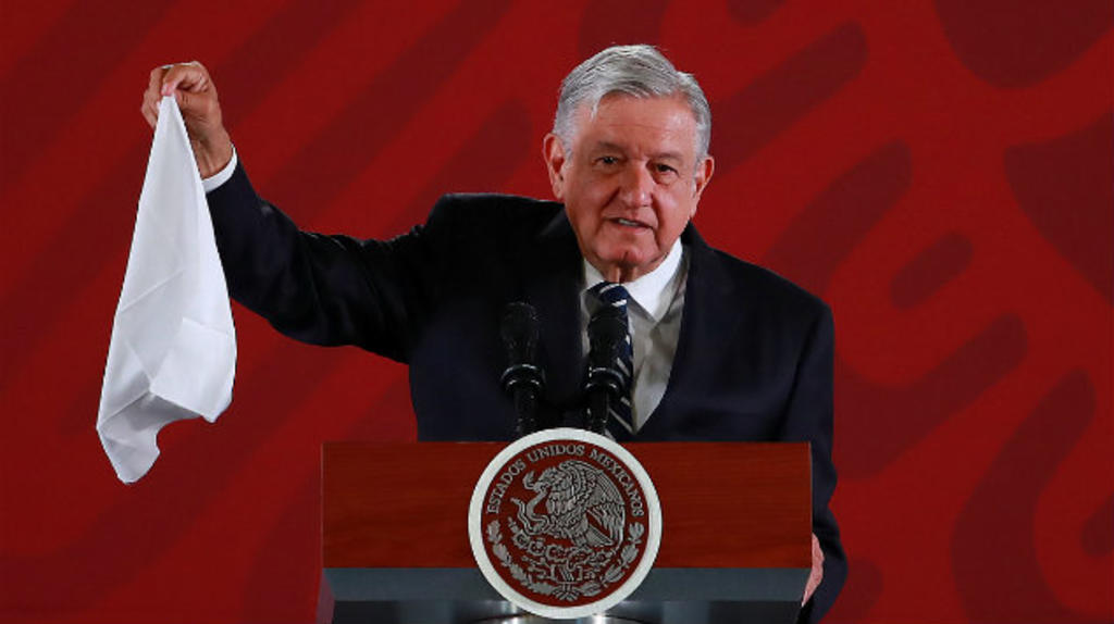 En Palacio Nacional, López Obrador sacó de su traje un pañuelo blanco y dijo: 'el presidente no roba, los secretarios no roban'.
(ESPECIAL)