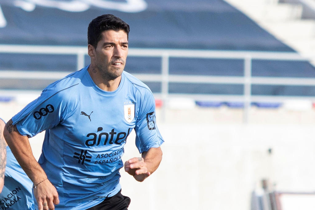 A través de un comunicado, la Selección de Futbol de Uruguay informó que tras realizarse las pruebas de COVID entre los convocados, el jugador Luis Suárez ha dado positivo. (ARCHIVO)
