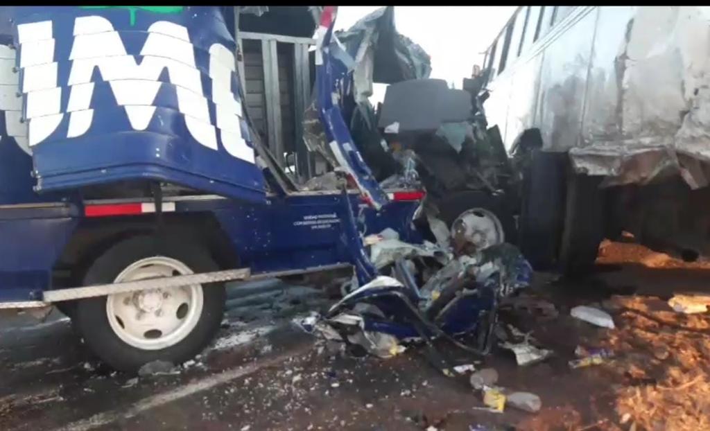 La tarde de este lunes se registró un accidente vial entre un autobús de pasajeros y un camión repartidor en el poblado Santa Cruz Luján de la ciudad de Gómez Palacio, cinco personas resultaron lesionadas en los hechos. (ARCHIVO)