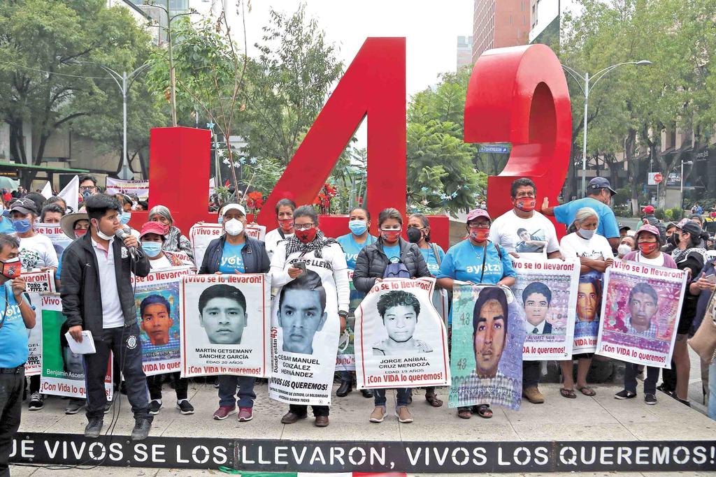 El martes y miércoles, familiares de los estudiantes normalistas de Ayotzinapa protestarán frente a la sede de la Corte Federal de Brooklyn, en Nueva York, durante la audiencia del exsecretario de la Defensa Nacional, Salvador Cienfuegos. (ARCHIVO)