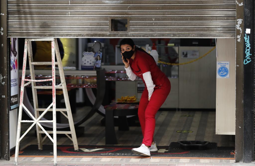 La economía colombiana cayó un 9 % en el tercer trimestre del año y entró en recesión técnica por primera vez en dos décadas, afectada por la pandemia del coronavirus que frenó la actividad productiva, según informó este martes el Departamento Administrativo Nacional de Estadística (DANE). (ARCHIVO) 
