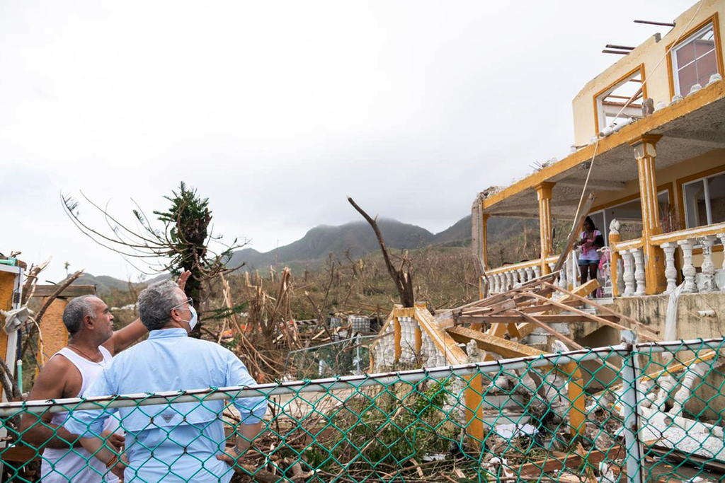 El presidente hizo un recorrido por la isla para ver los daños causados por el huracán. (EFE) 