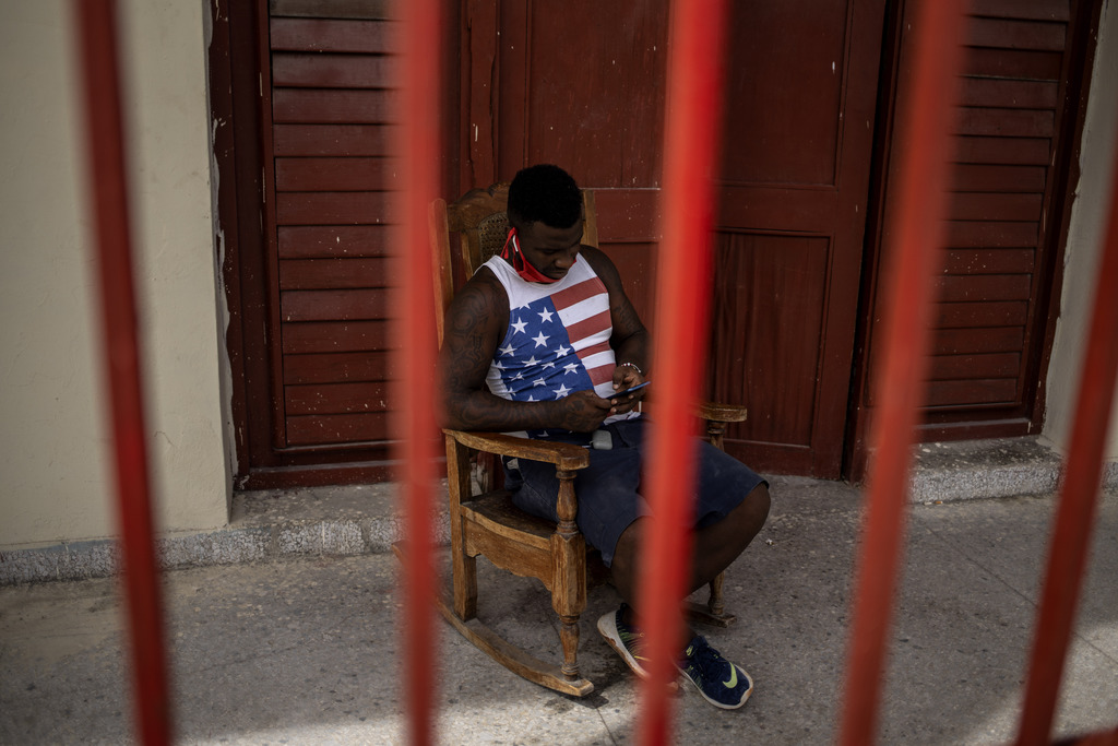 Cubanos en EUA apoyan la apertura de ese país con la isla. (AP) 