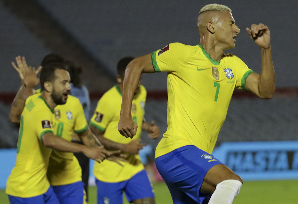 Richarlison (d) celebra luego de marcar el segundo tanto de Brasil, en la victoria como visitante 2-0 sobre Uruguay. (EFE)