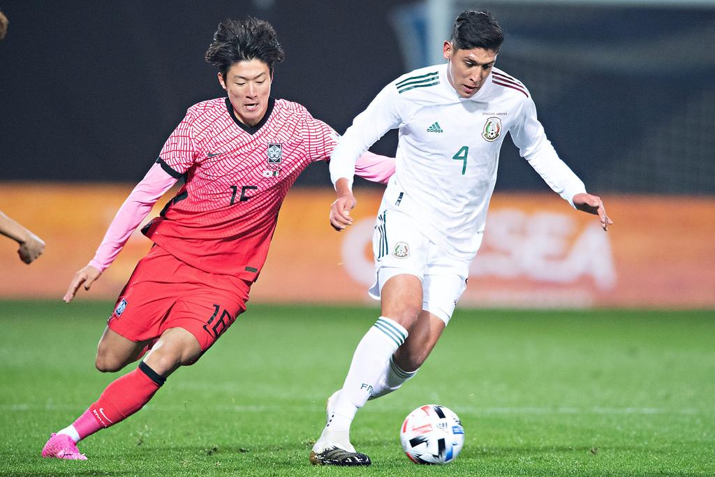 Un futbolista coreano que tuvo participación en el duelo ante la Selección Mexicana, dio positivo a COVID-19 este miércoles. (ARCHIVO)