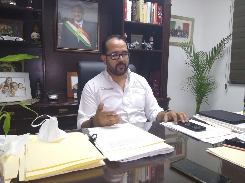 El síndico municipal, Omar Castañeda González, se comprometió con la Iglesia Cristo Rey y con sus feligreses a coadyuvar con sus propios medios en la seguridad de la misma y donar materiales de construcción para reforzar el edificio que es uno de los más apreciados por la comunidad. (DIANA GONZÁLEZ)