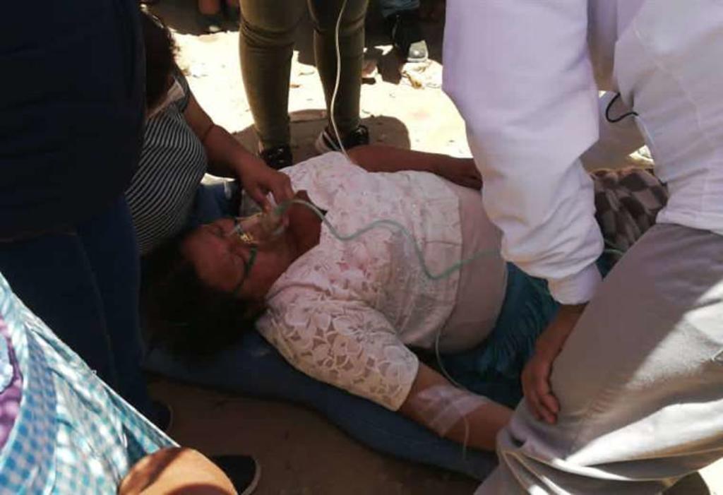 La alcaldesa de un municipio rural de la región boliviana de Cochabamba se desmayó este miércoles cuando pobladores del lugar intentaron hacerle montar en burro para llevarla hasta el edificio edil, dentro de una protesta por un conflicto local. (CORTESÍA)