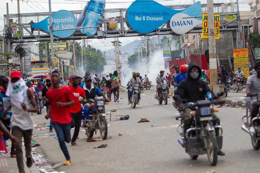 Al menos una persona murió y varias resultaron heridas durante dos manifestaciones realizadas este miércoles en la capital de Haití contra el presidente del país, Jovenel Moise, en momentos que el mandatario impulsa la redacción de una nueva Constitución. (EFE)