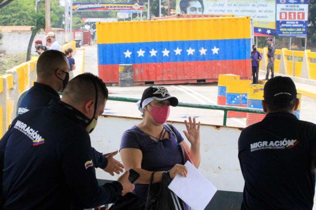 Al menos 500 venezolanos, que estaban en Colombia a la espera de ser autorizados por Venezuela para regresar, intentaron tomar este miércoles a la fuerza el Puente Internacional para volver al lado de los suyos, informaron fuentes oficiales. (ARCHIVO)