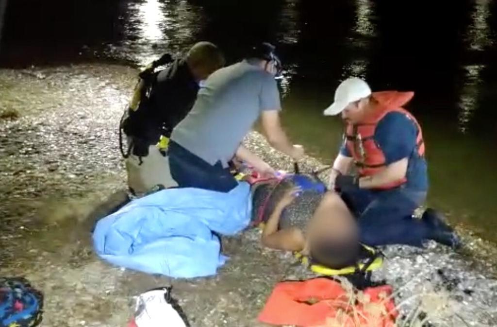 Cuatro migrantes hondureños fueron rescatados de las aguas del río Bravo en Piedras Negras; en el grupo había dos menores de edad y una joven embarazada.