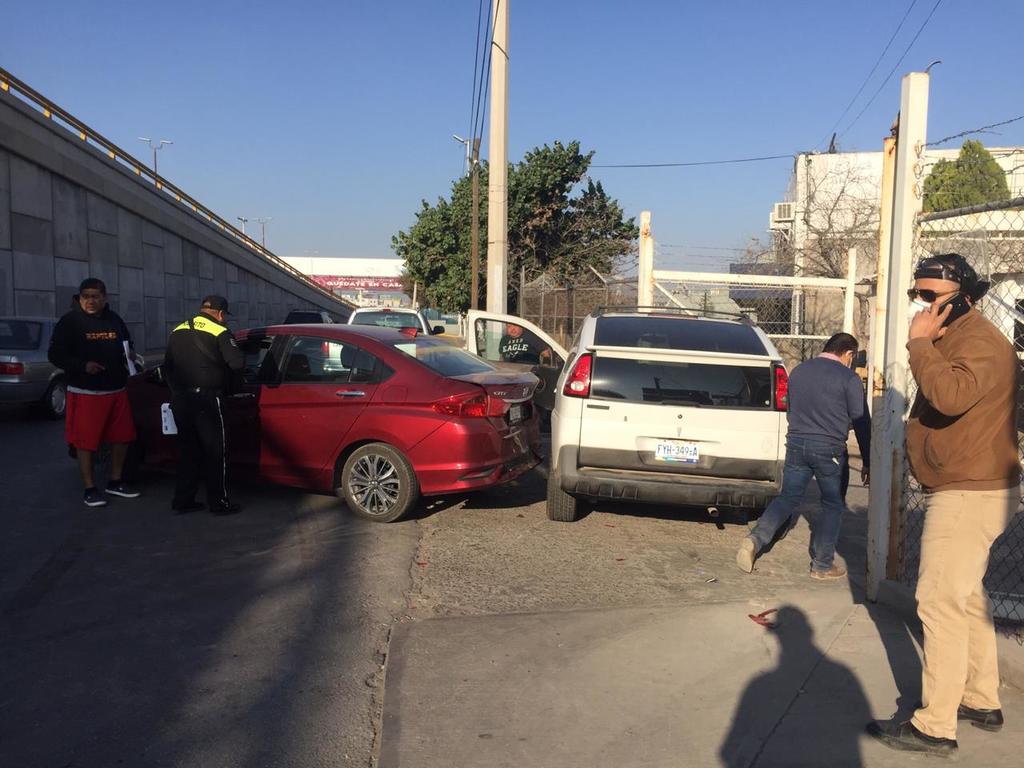 Agentes de Tránsito y Vialidad Municipal resguardaron el área para evitar otro percance vial. (EL SIGLO DE TORREÓN)