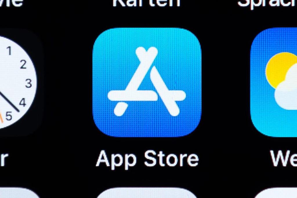 La multinacional estadounidense Apple anunció una rebaja del 30 al 15 % de la controvertida comisión que aplica a los desarrolladores de aplicaciones en la tienda virtual App Store para aquellos que ingresen menos de un millón de dólares anuales. (ESPECIAL) 
