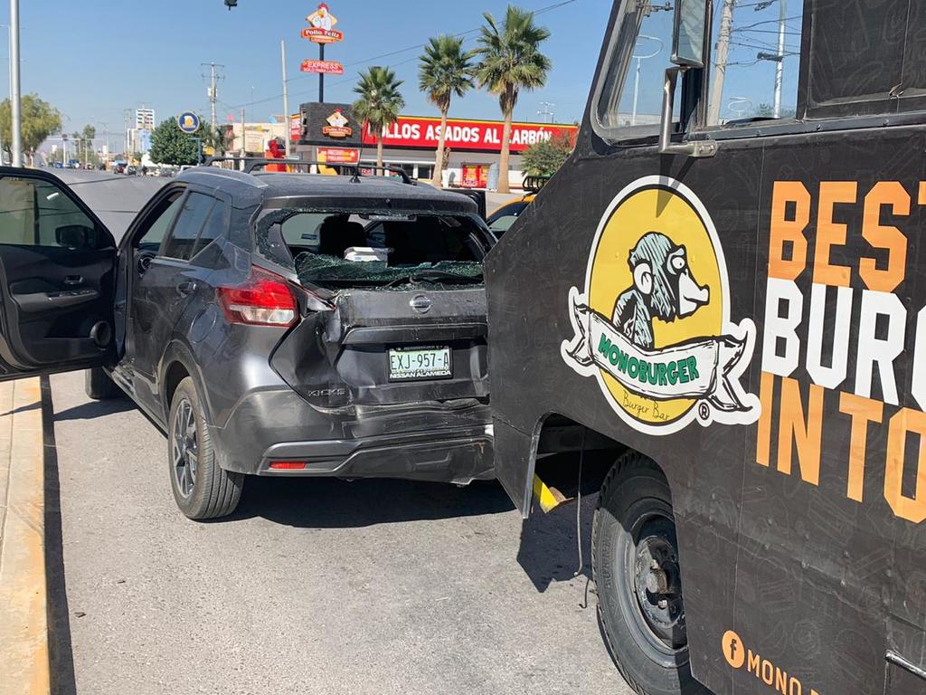 Una 'Food Truck' se quedó sin frenos y se impactó contra una camioneta en Torreón, cuya conductora se encontraba en parada momentánea esperando a que el semáforo le diera luz verde para avanzar.
(EL SIGLO DE TORREÓN)