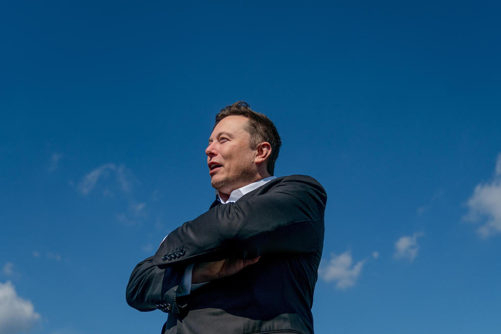 El fundador de la empresa de automóviles eléctricos de lujo Tesla, Elon Musk, se posicionó este miércoles en el tercer sitio de la lista de multimillonarios de Bloomberg, superando a Mark Zuckerberg, creador de Facebook, con una fortuna de 120 mil millones de dólares. (ARCHIVO)
