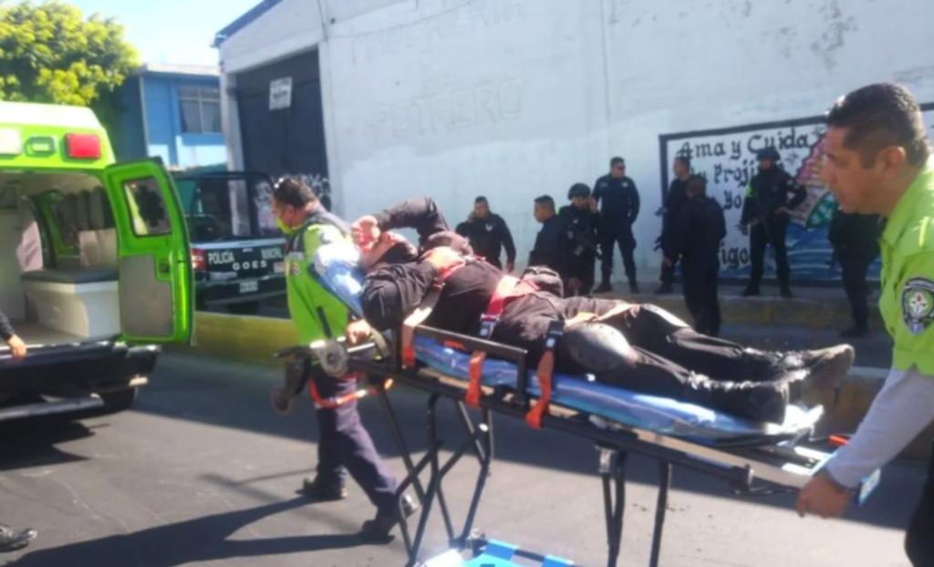 Taxistas de la agrupación Alianza 2020 se enfrentaron con policías estatales y municipales la mañana de este jueves; uno de los operadores murió, varios oficiales resultaron heridos, así como algunas patrullas fueron dañadas durante el zafarrancho.
(ESPECIAL)