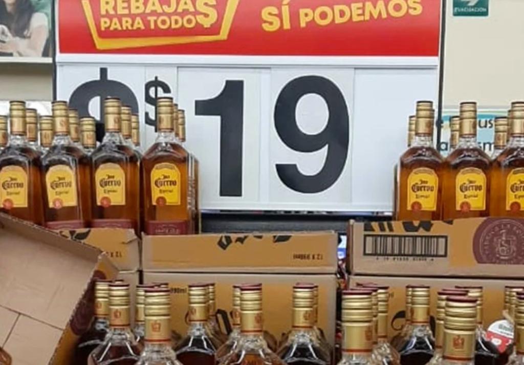 En Morelia, Michoacán, en el supermercado de Walmart de Macro Plaza Estadio se tuvo que respetar el precio de etiquetado en botellas de tequila luego de detectar un error. (Especial) 