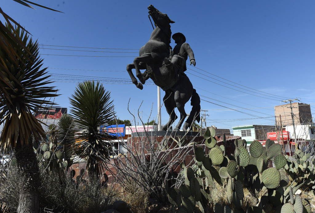 La plazoleta que erige a la figura de Raúl Madero se localiza sobre el bulevar Revolución y cruce con la avenida México. (JESÚS GALINDO)