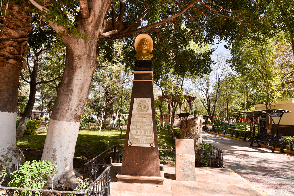 Desde 1938, la Plaza Principal de Lerdo resguarda el busto de Doroteo Arango, también conocido como el “Centauro del Norte”. (ÉRICK SOTOMAYOR)