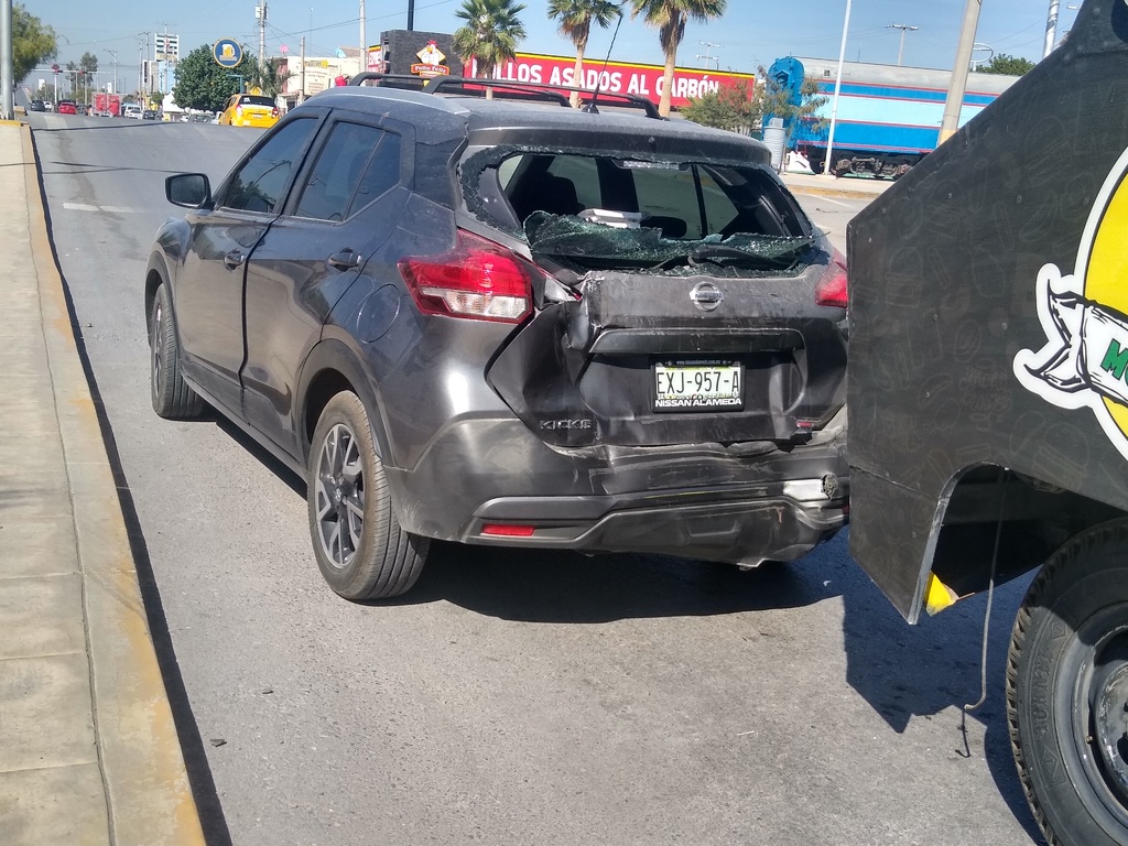 El camión de comida chocó en la parte trasera de la camioneta de reciente modelo, causando cuantiosos daños materiales. (EL SIGLO DE TORREÓN)