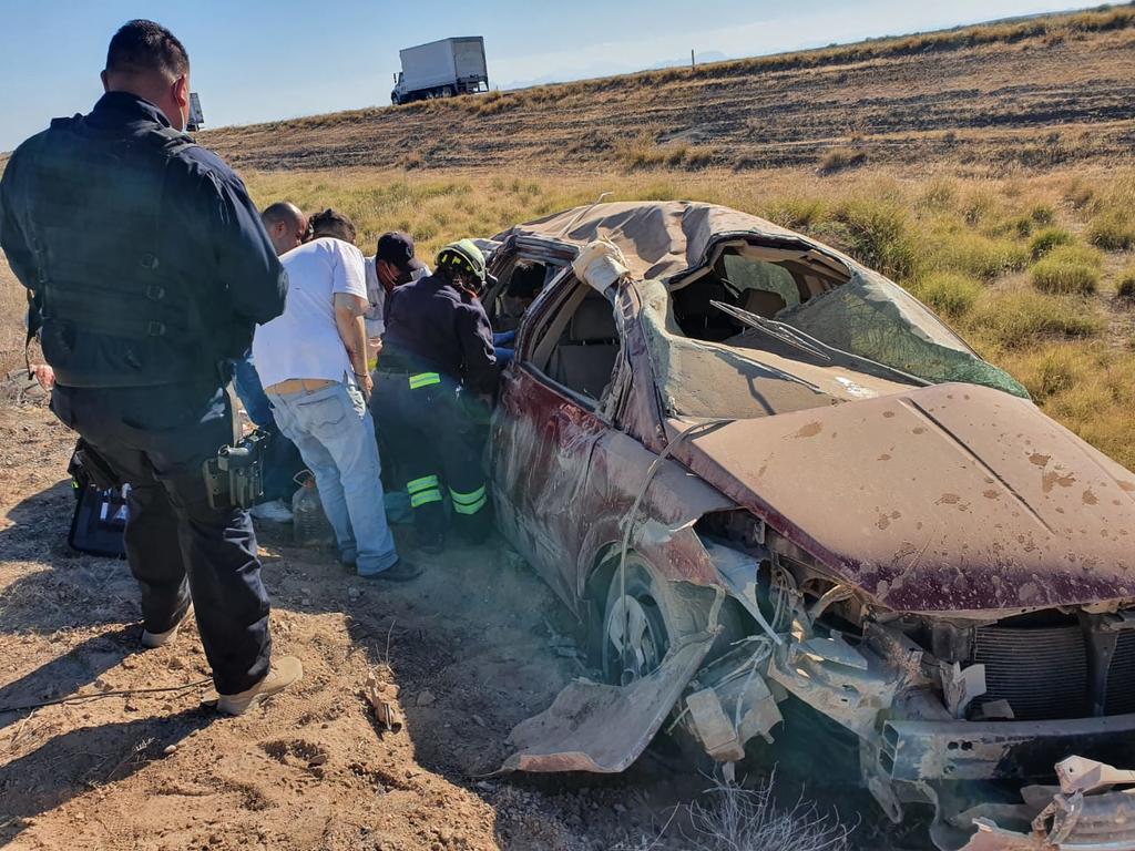Una mujer resultó lesionada luego de que el vehículo en el que viajaba sufrió una volcadura a la altura de la comunidad de Ceballos, perteneciente al municipio de Mapimí. (EL SIGLO DE TORREÓN)