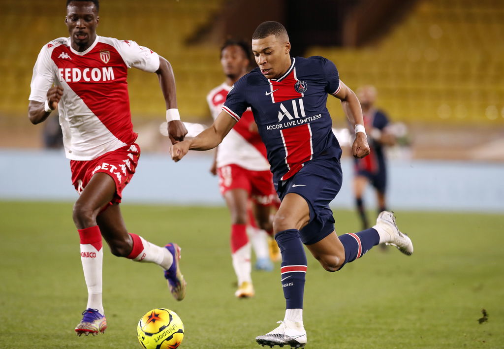 Kylian Mbappé (d) metió dos goles, pero el Monaco vino de atrás y derrotó 3-2 al Paris Saint-Germain. (EFE)