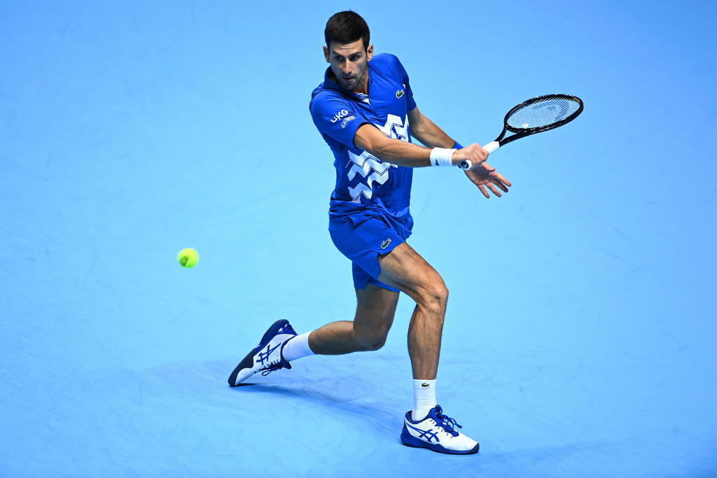 Novak Djokovic derrotó 6-3, 7-6 a Alexander Zverev, con lo que avanzó a 'semis' de las Finales de la ATP, donde se medirá con Thiem. (EFE)