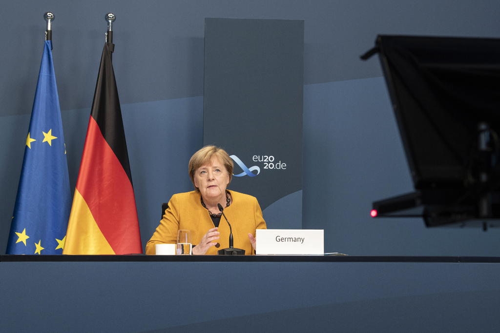 La canciller alemana, Angela Merkel, llamó hoy a los miembros del G20 en el inicio de la cumbre anual de este grupo, que se celebra de forma virtual debido a la pandemia de COVID-19, a contribuir económicamente en los esfuerzos por hacer accesible una vacuna a todos los países.
(EFE)