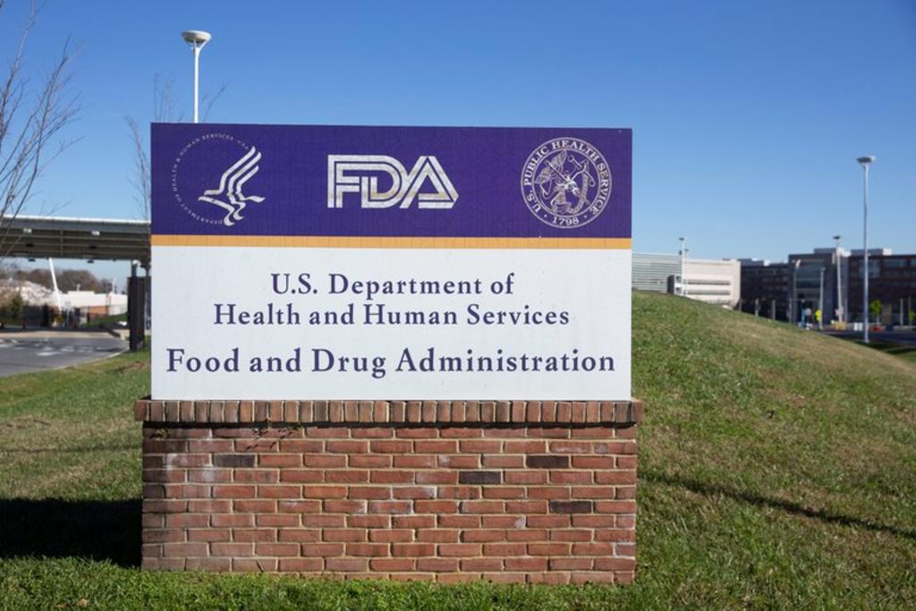 La Agencia de Alimentos y Medicamentos de EUA concedió este sábado una autorización de urgencia a la biotecnológica Regeneron para el uso en el país contra la COVID-19. (ARCHIVO)