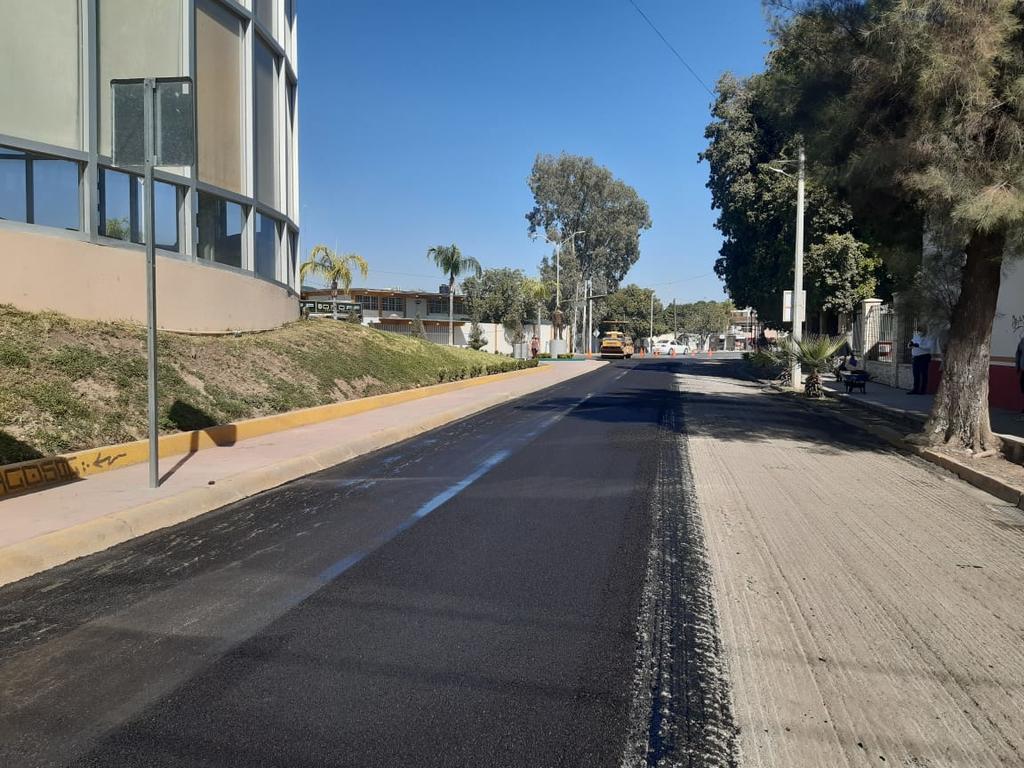 Prácticamente se encuentra terminada la obra de rehabilitación del pavimento de la calle Matamoros del municipio de Lerdo, una de las principales vías que circula de norte a sur, desde el avión de Sarabia hasta la Cruz Roja. (ARCHIVO)