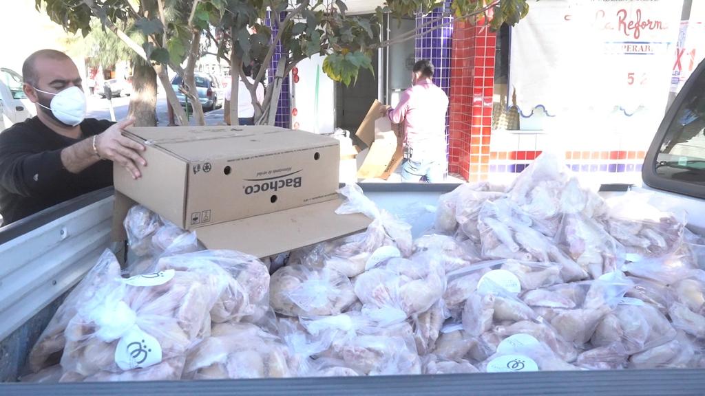 El Ayuntamiento de Gómez Palacio, a través de la Dirección de Bienestar Social y otras dependencias, distribuyó tres mil kilogramos de pollo que fueron donados por la empresa Bachoco. (ARCHIVO)
