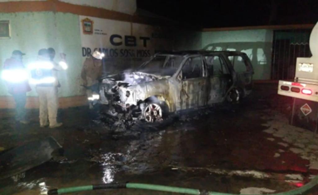 Durante la noche del sábado un grupo de vecinos de la comunidad de Cuijingo incendiaron una camioneta que participó en un accidente automovilístico en el que perdió la vida una persona y apedrearon una ambulancia de Protección Civil, informaron fuentes policiales. (ARCHIVO)