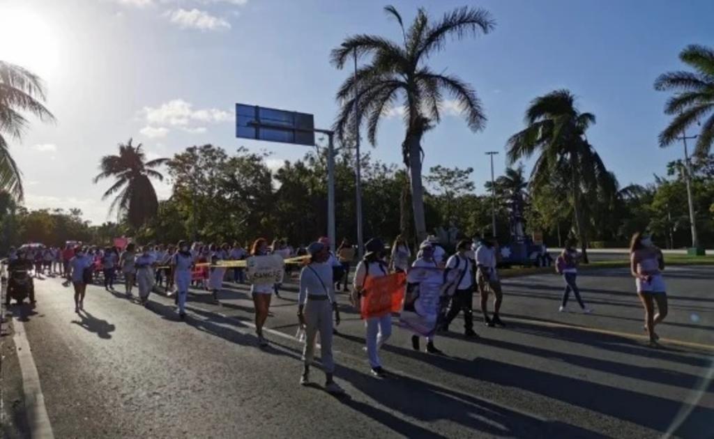 Convocada como 'La marcha sin miedo', una nueva protesta se desarrolla en la ciudad y sus integrantes han entrado a la zona turística de Cancún para reclamar justicia por las víctimas de la violencia feminicida. (ARCHIVO)
