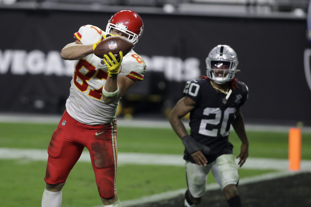 El ala cerrada Travis Kelce fue pieza clave para la victoria de los Jefes, al sumar 127 yardas y lograr dos anotaciones. (AP)