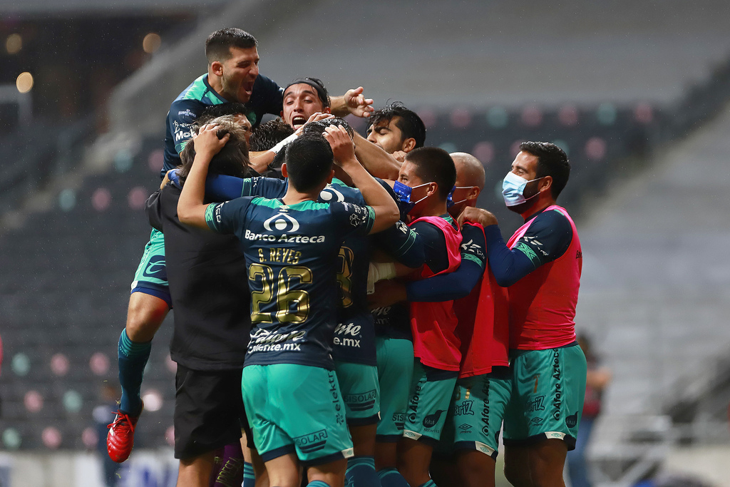 Celebran los jugadores del Puebla luego de venir de atrás para imponerse en penales a los Rayados de Monterrey, y meterse a los cuartos de final del Guardianes 2020. (JAM MEDIA)