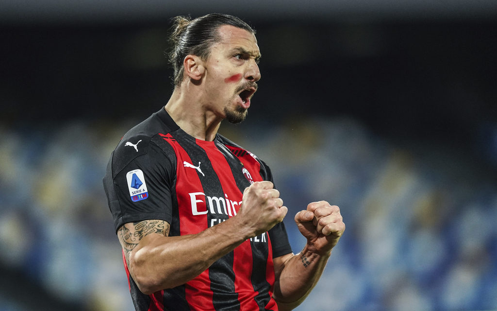 Zlatan Ibrahimovic apareció en par de ocasiones, para ayudar a la victoria del Milan 3-1 sobre Napoli; los Rossoneri mantienen el invicto y lideran la Serie A italiana. (AP)