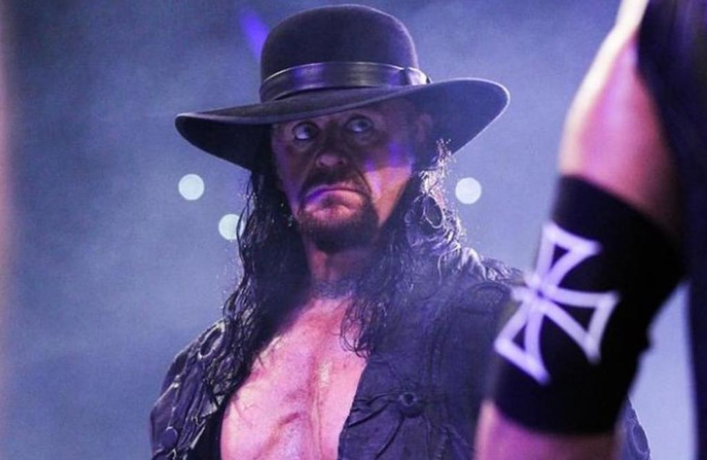 De espaldas al ring, con la mirada hacia abajo y con el puño en lo alto, fue como The Undertaker le puso punto final a una carrera de 30 años en el evento de la WWE Survivor Series. (ESPECIAL)
