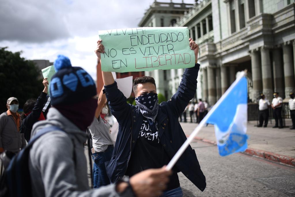 Decenas de guatemaltecos volvieron a manifestarse este lunes contra el presidente del país, Alejandro Giammattei, y el Congreso, aunque en menor medida que los dos días anteriores, con la demanda sostenida de dimisión para el mandatario y los diputados que aprobaron el presupuesto 2021. (EFE)