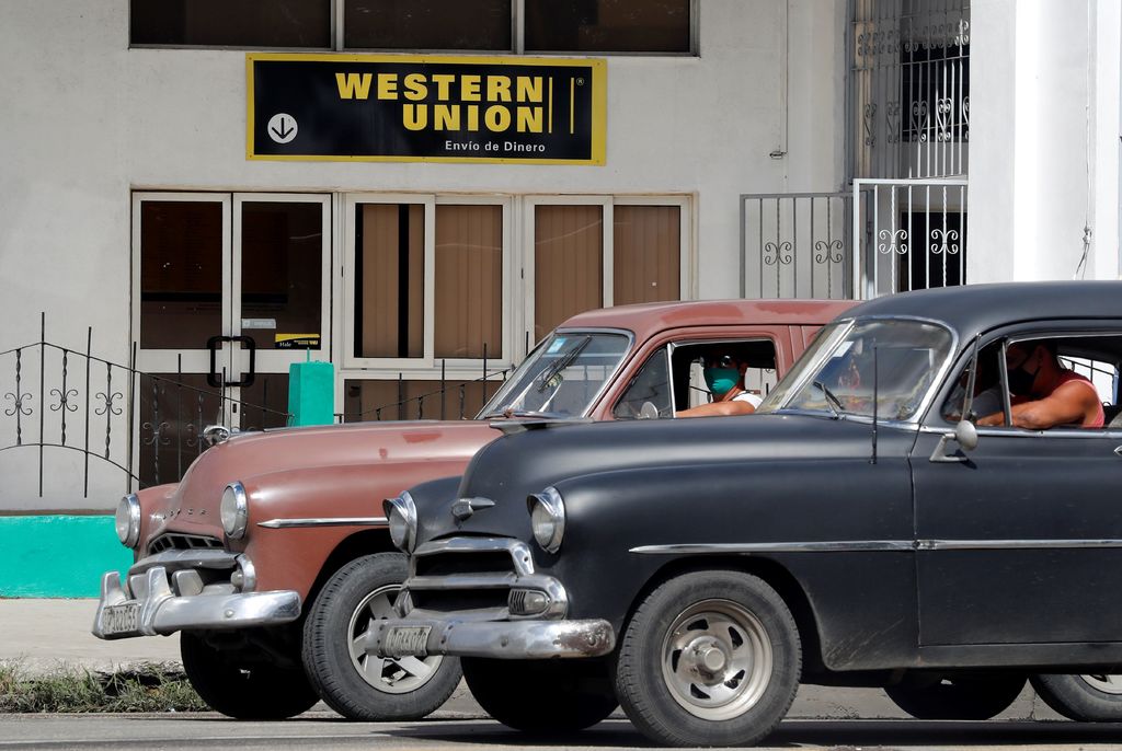 El cierre de Western Union implicará mayor dificultad para recibir dinero de EUA a la isla. (EFE) 