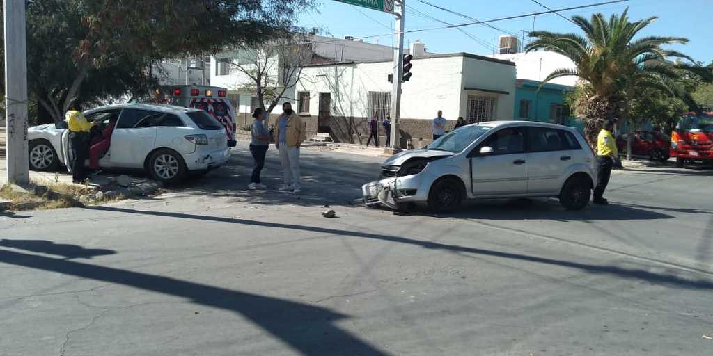 La mujer acompañaba a su hija cuando chocaron contra un auto en la zona Centro del municipio de Torreón. (EL SIGLO DE TORREÓN)