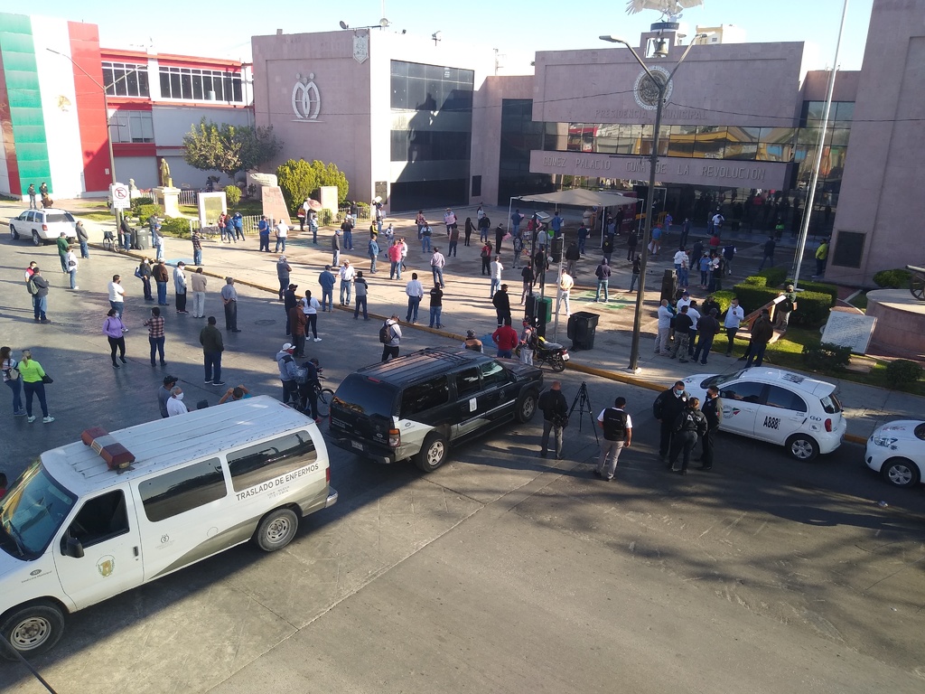 Cerca de 150 personas protestaron en la explanada de la presidencia municipal de Gómez Palacio.