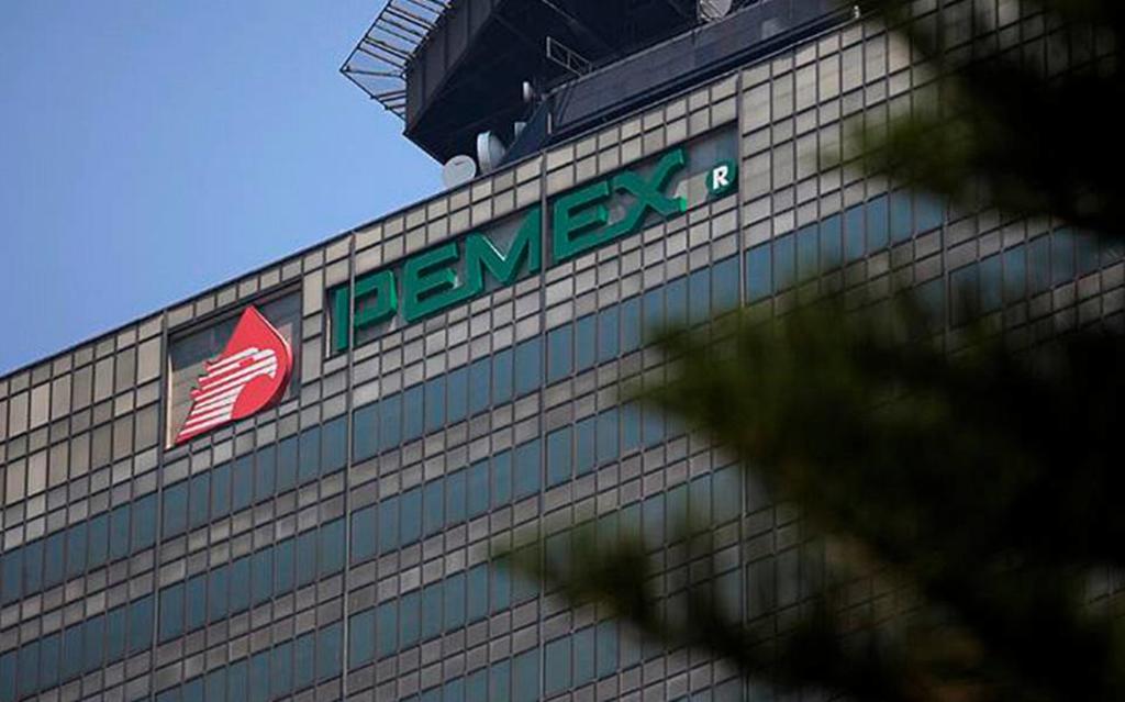 La firma explicó que el déficit financiero de Pemex al tercer trimestre alcanzó los 216.9 mil millones de pesos, lo que es sustancialmente mayor a las pérdidas de 83.8 mil millones de pesos y de únicamente 9.9 mil millones de pesos en 2019. 
(ARCHIVO)