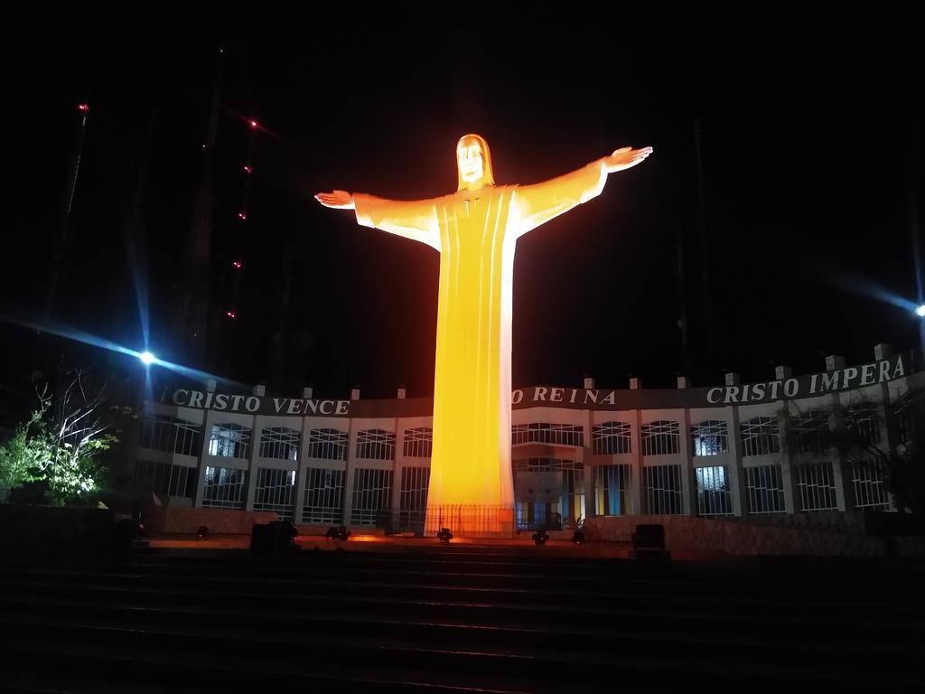 Los edificios más emblemáticos de Torreón se iluminaron esta noche en color naranja con motivo del Día Internacional por la Eliminación de la Violencia contra la Mujer que se conmemora mañana 25 de noviembre. (ANGÉLICA SANDOVAL)