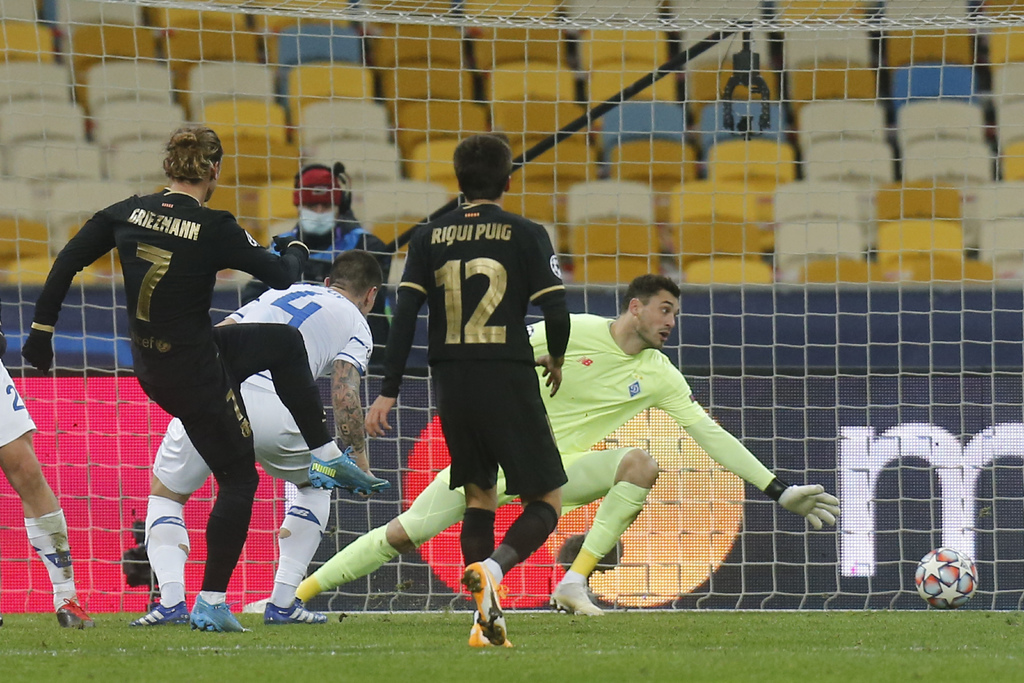 Antoine Griezmann dispara para marcar el cuarto gol del Barcelona, en el triunfo 4-0 ante Dínamo de Kiev. (AP)