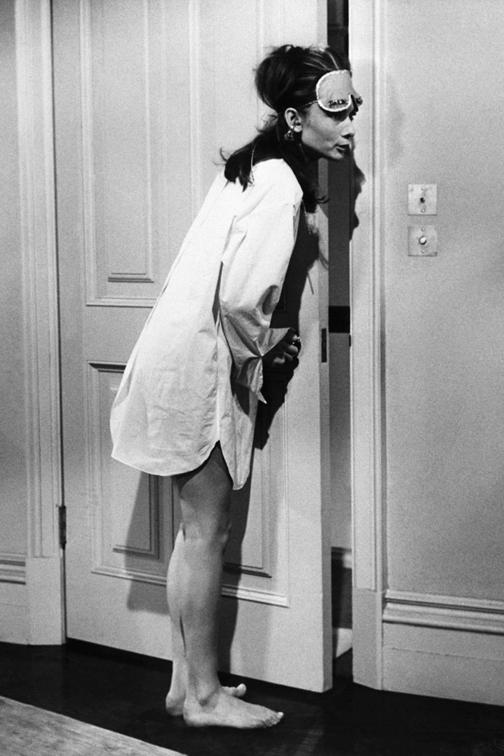Hepburn siempre traía blusas entalladas, sin embargo, ciertas veces lucía camisas blancas de hombre “oversized”, mezclándolas con sus piernas al descubierto y un toque hermoso y brillante de joyería. (ESPECIAL)