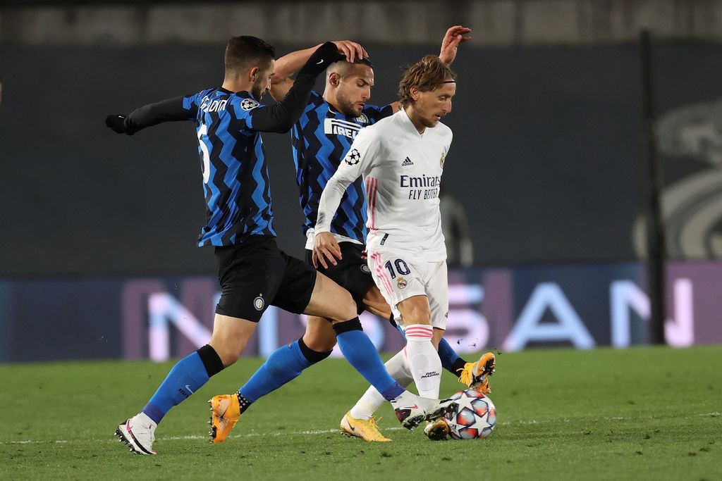 Real Madrid batalló para derrotar 3-2 al Inter en el primer duelo entre ellos; los españoles tienen 4 puntos en el grupo, los italianos suman 2. (EFE)