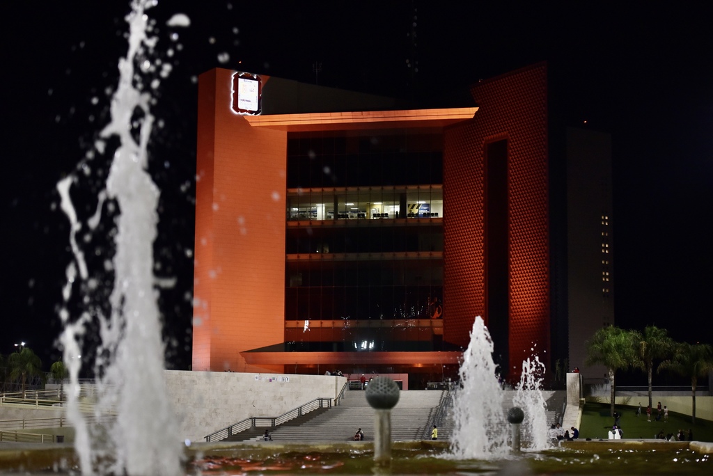 Ayer por la noche el Ayuntamiento encendió de color naranja la presidencia municipal de Torreón. (ÉRICK SOTOMAYOR)
