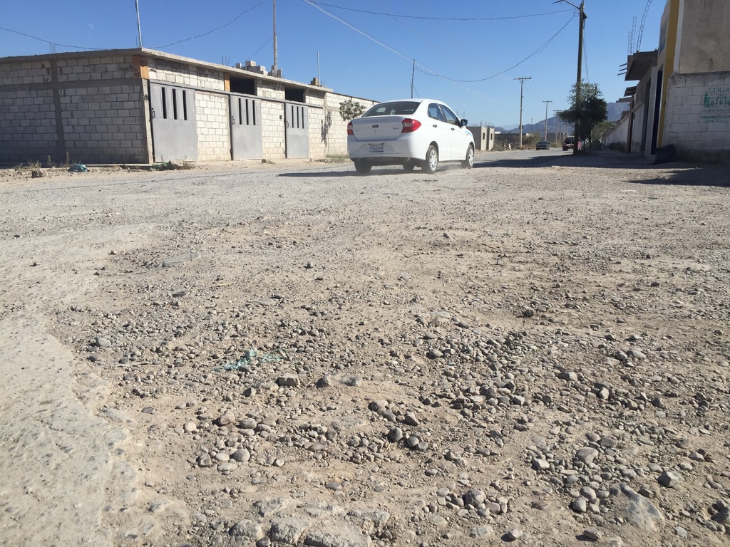 Así es como luce la calle Tlahualilo, principal vía de acceso al sector al cual las autoridades estatales y municipales se comprometieron a dar atención.