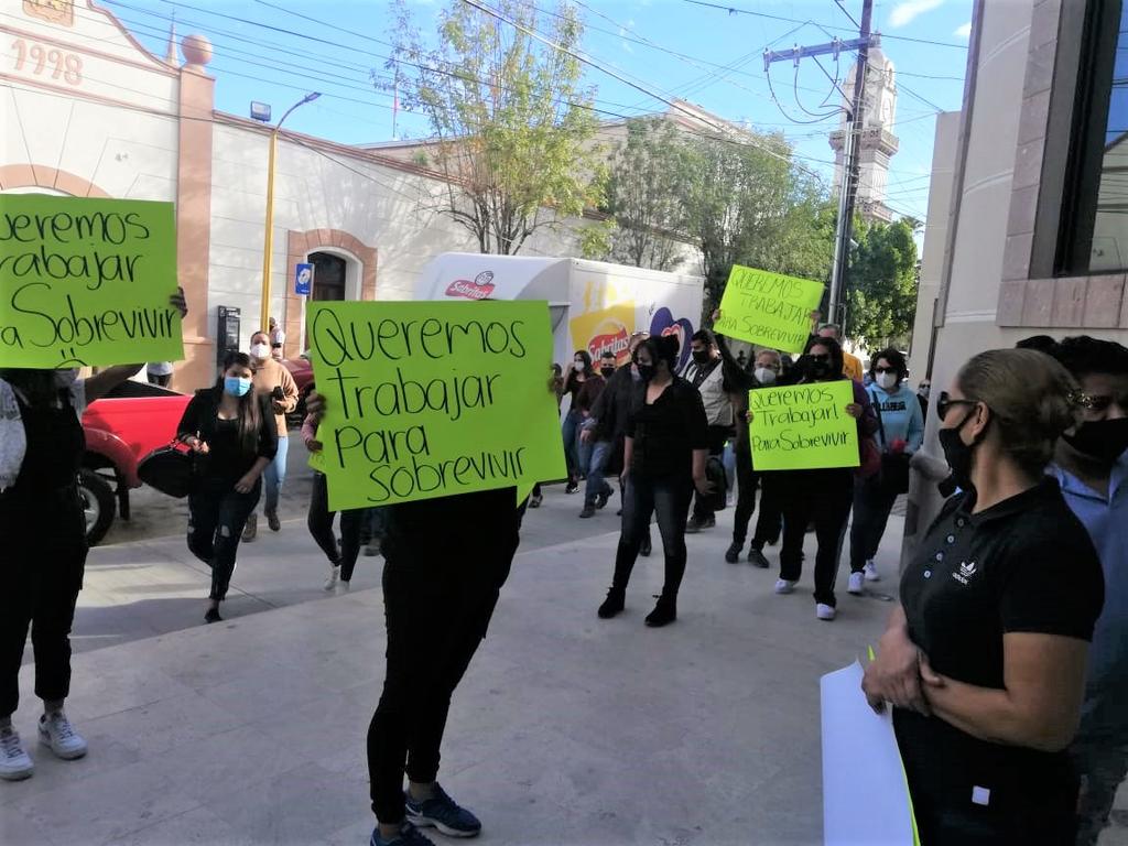 Con pancartas en mano con leyendas como 'queremos trabajar para sobrevivir', se plantaron los inconformes exigiendo una audiencia con el alcalde Homero Martínez Cabrera.
 (EL SIGLO DE TORREÓN)