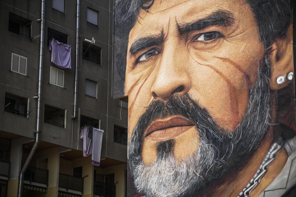Todas las ramas de la cultura y el arte se rindieron al poder simbólico de Maradona, con especial hincapié por parte de la literatura, donde no solo existe el conocido texto que Eduardo Galeano escribió sobre el 'más humano de los dioses'.  (ARCHIVO)  