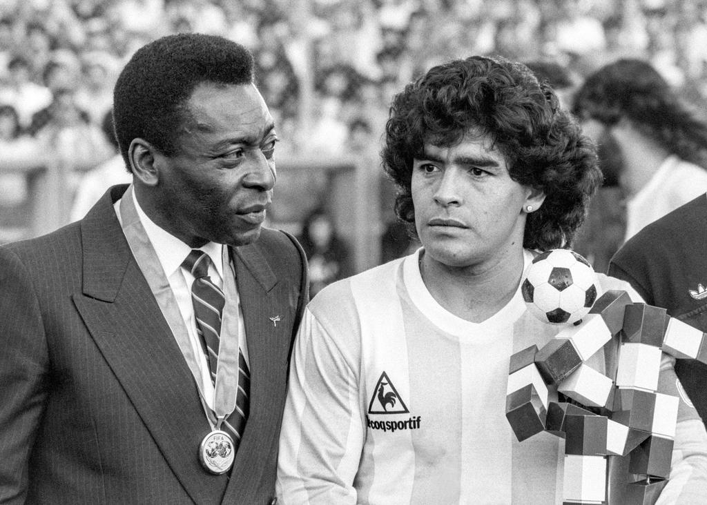 Las astros Pelé y Maradona, fallecido este miércoles a los 60 años, no coincidieron sobre el césped, pero mantuvieron una rivalidad titánica a lo largo de décadas por el título del mejor jugador de la historia del fútbol que a veces rozó lo personal. (EFE)
